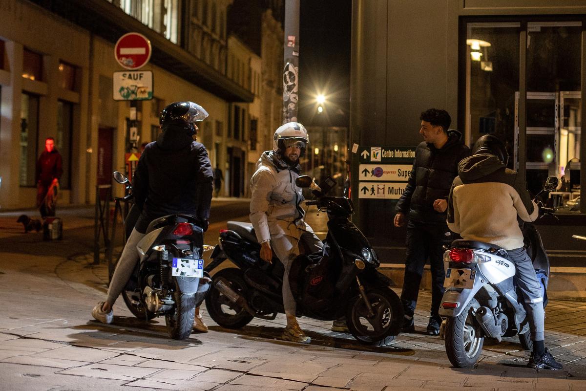 L&rsquo;engrenage des algorithmes dévoilé : Quatre associations plaignent Uber Eats et Deliveroo pour exploitation humaine