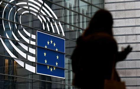 L’Europe en jeu : Les citoyens menacent Bruxelles d’un procès pour défendre l’identité