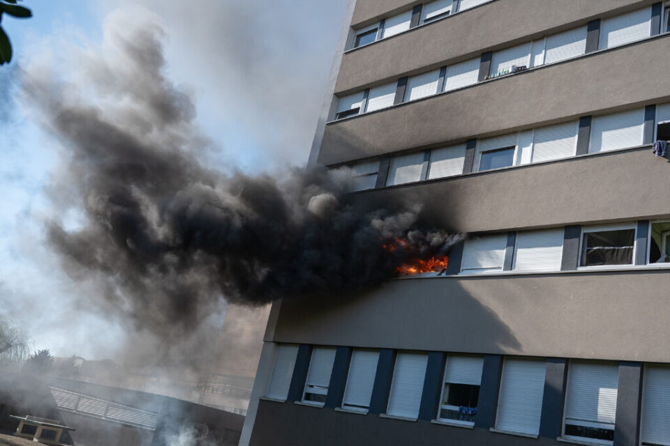 Fumées noires et confinement : 30 000 habitants de Moselle isolés après un incendie critique